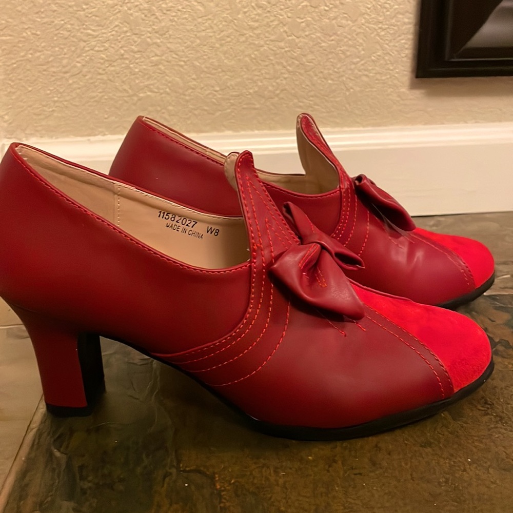 Red retro inspired heel, ft. two tone leather and velvet fabric and a cute bow